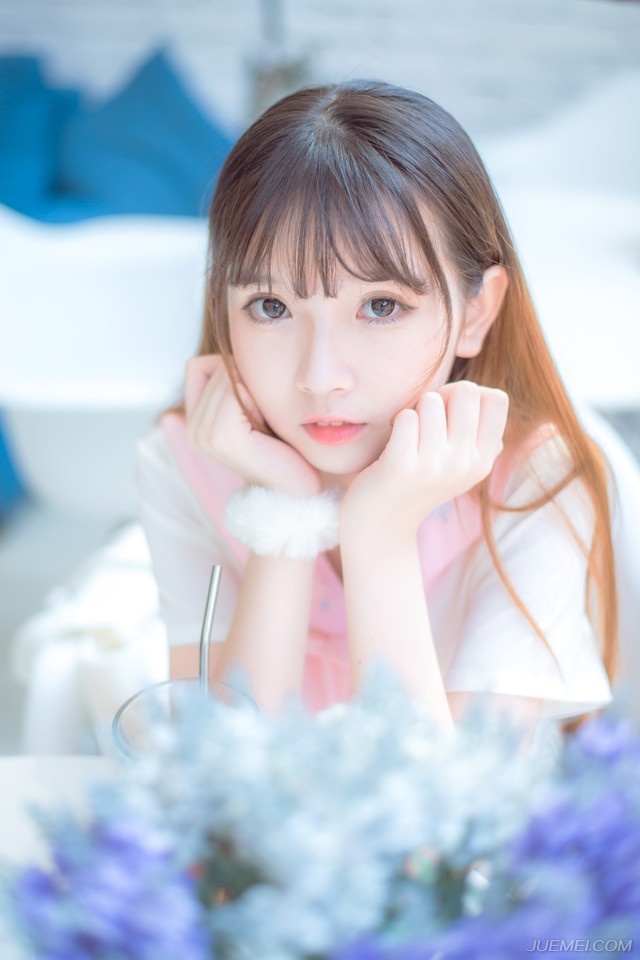 我来不及认真地年轻，待明白过来时，只能选择认真地老去。——三毛